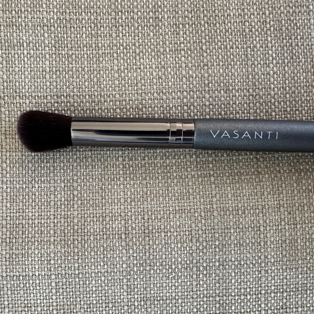 NEW VASANTI Angled Concealer Detailer Brush 402 Face Eye Shadow